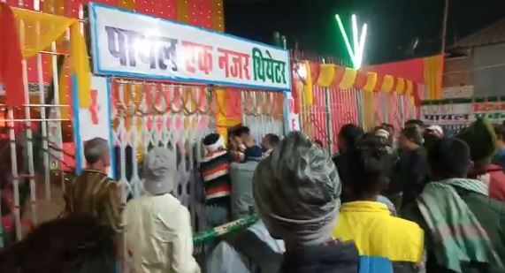 सोनपुर मेला में मचा बवाल, दबंगों ने थिएटर के अंदर घुसकर थिएटर संचालकों की पिटाई