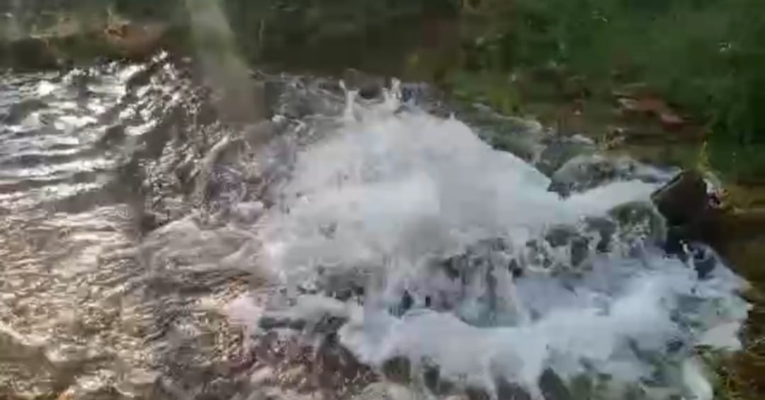 पतरातू : पानी का लाइन फटने से बर्बाद हो रहा हजारों लीटर पानी, लोग परेशान