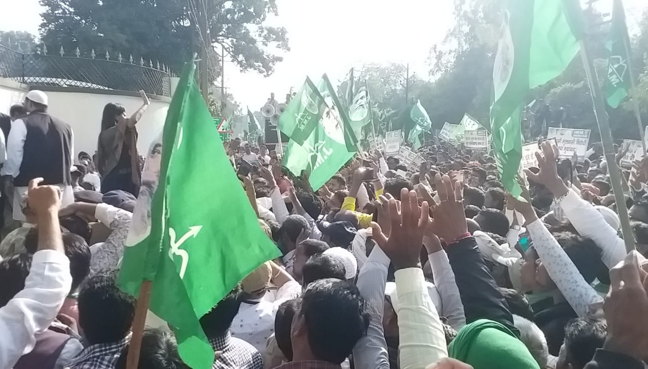 सीएम हाउस में अलग दिखा नजारा, मांदर की थाप पर डांस करते दिखे झामुमो कार्यकर्ता