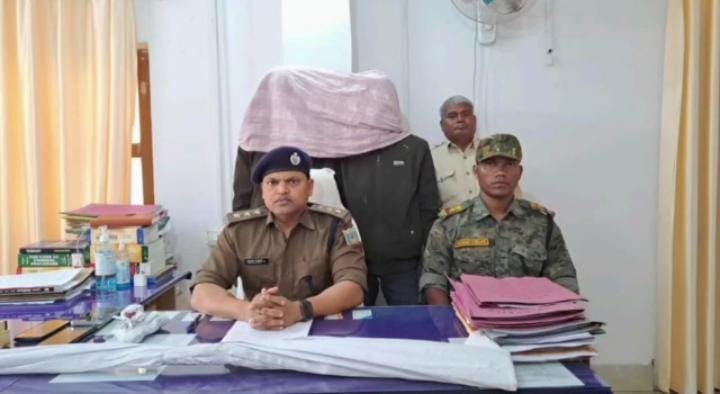 पलामू पुलिस को मिली बड़ी सफलता, चेकिंग के दौरान दो देशी बंदूक के साथ चार अपराधी गिरफ्तार