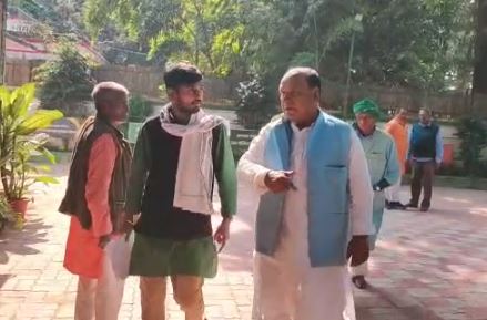 अधिकारी पर सवाल उठाना राजद कार्यकर्ता को पड़ा भारी, पार्टी ने लगा दी क्लास  