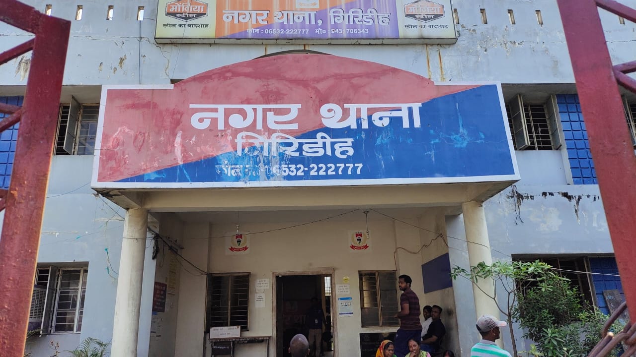 युवक युवती आपत्तिजनक हालात में धराए..लोगो ने मचाया बवाल