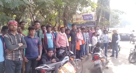 जमशेदपुर: डीलर की मनमानी के कारण ग्रामीणों को नहीं मिला चार महीने से राशन, गांववालों ने उपायुक्त से की शिकायत   