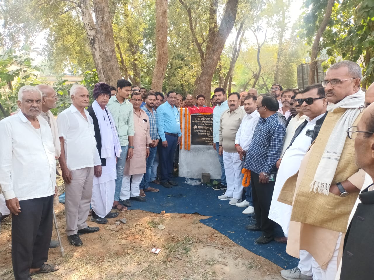 पूर्व विधायक स्व हरिहर सिंह की प्रतिमा का कमलेश सिंह ने किया शिलान्यास, काफी संख्या में लोग रहें मौजूद   