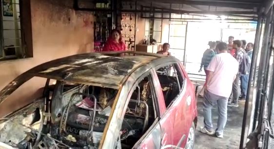 जमशेदपुर: घर में पेट्रोल छिड़ककर आग लगाने की अपराधियों ने की कोशिश, कार और बाइक जलकर पूरी तरह राख