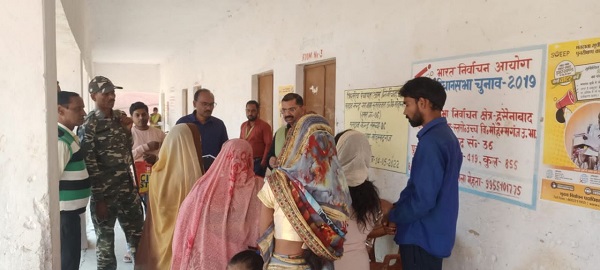 पलामू : हुसैनाबाद SDO ने किया निरीक्षण, बूथ संख्या-37 के बीएलओ को शोकाज करने का निर्देश