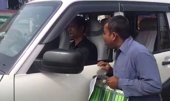 राशन कार्ड में ‘दत्ता' की जगह लिख दिया 'कुत्ता', अधिकारी ने नहीं की कार्रवाई तो भौंकने लगा शख्स