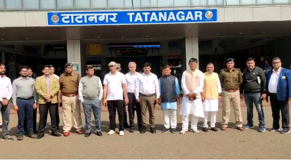 जमशेदपुर : टाटानगर स्टेशन का निरीक्षण करने पहुंचे रेलवे बोर्ड यात्री सुविधा समिति के सदस्य