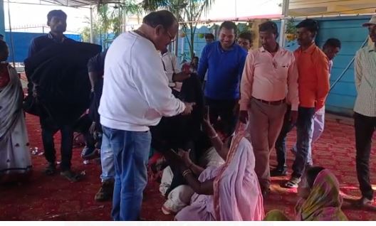 जामताड़ा : नगर पंचायत चुनाव की आहट के बाद नेताओं के घर पार्टी शुरू, ग्रामीणों को खिलाई खाना और बांटे कपड़े