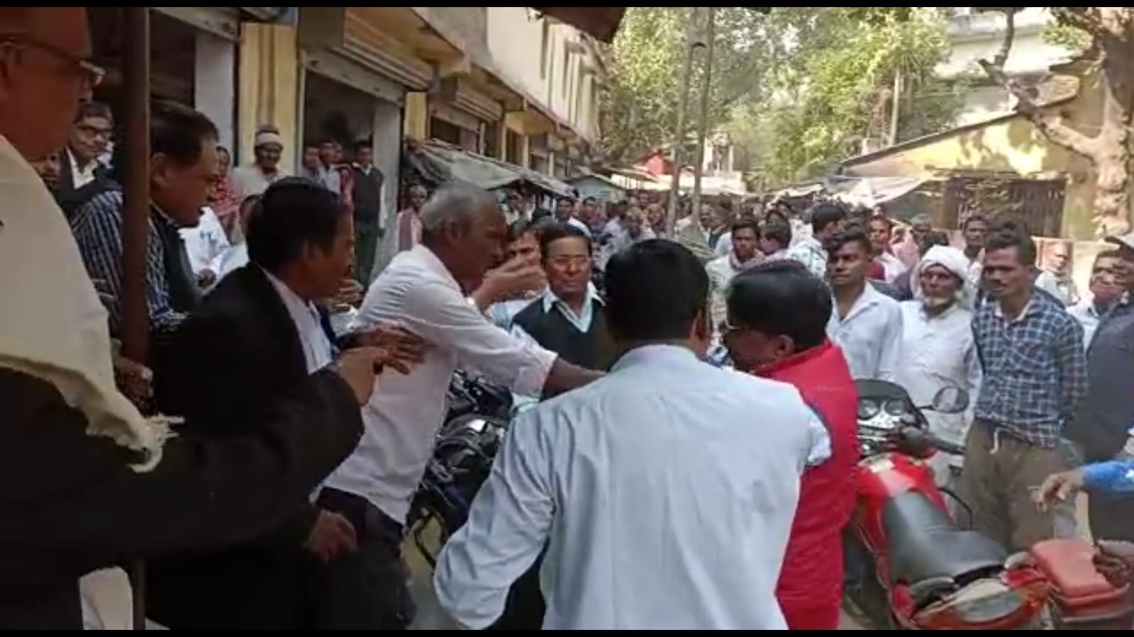 गोड्डा: कोर्ट परिसर में अंतर समुदाय विवाह को लेकर जमकर चला हाई वोल्टेज ड्रामा, हुई मारपीट