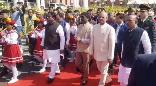 झारखंड राज्य स्थापना दिवस : कार्यक्रम में अलग-अलग दिखे राज्यपाल और सीएम, मुलाकात के दौरान चेहरे पर नहीं दिखी मुस्कान