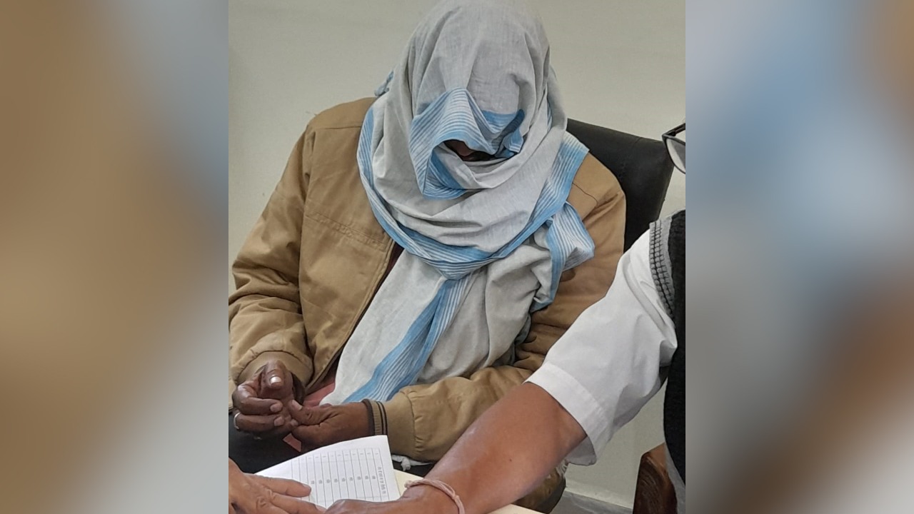 पैसे कमाने की जल्दवाजी में मासूम को अपने जाल में फसाते हैं धनबाद के दारोगा, जानिए कैसे