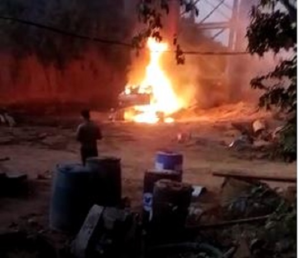 BIG BREAKING : लातेहार में नक्सलियों का आतंक, थर्ड रेल लाइन के साइडिंग पर किया हमला, कई वाहन जलकर खाक