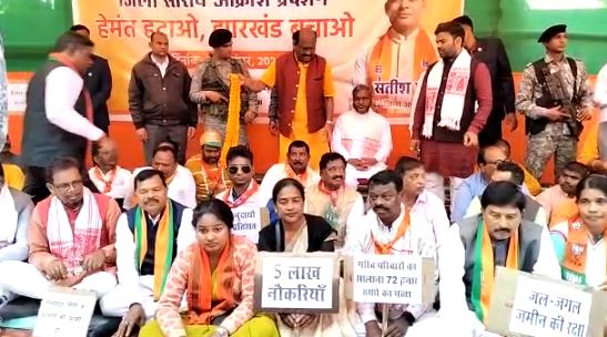 भाजपा की जन आक्रोश रैली में बाबूलाल ने कहा  बालू नजदीकी थाना  में पैसा देकर मांगे,नहीं देने पर वहीं धरणे पर बैठ जाएं