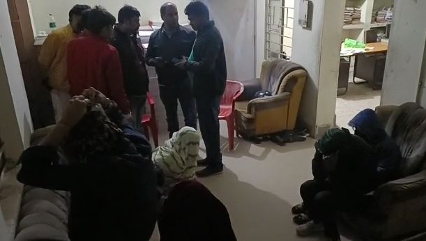 पटना में सेक्स रैकेट गिरोह का पर्दाफाश, नौ लड़कियों के साथ होटल स्टाफ और संचालक गिरफ्तार 