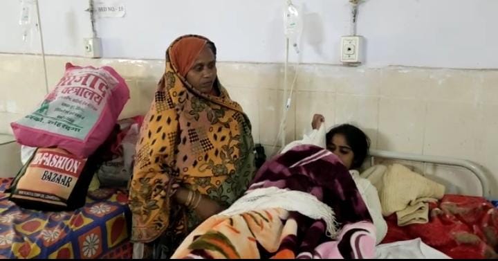 लोहरदगा : मां-बाप ने मर्जी के बगैर तय कर दी बेटी की शादी, लड़की ने खाया जहर, इलाजरत