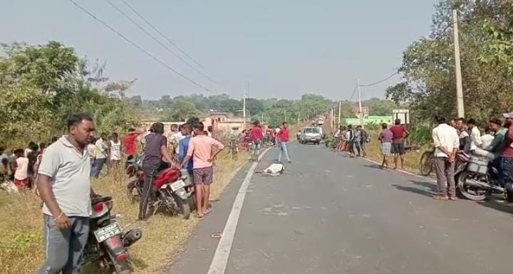 अवैध बालू लदे ट्रैक्टर और बाइक के बीच जोरदार टक्कर, बाइक सवार की मौके पर मौत