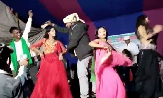 शर्मनाक : पुण्यतिथि के मौके पर अश्लील गानों पर बार बालाओं का डांस, बीजेपी और महागठबंधन के नेता भी शामिल 