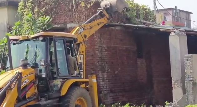 जमशेदपुर: अवैध बुचड़खाना पर प्रशासन का चला बुलडोजर, एक बुचड़खाना ध्वस्त   