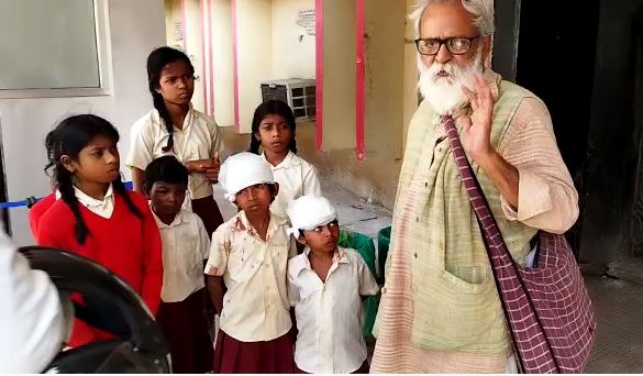 बच्चों को ले जा रहा स्कूल बस पलटा, एक दर्जन से अधिक बच्चे घायल  