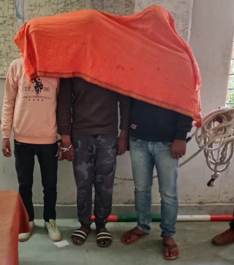 पलामू: हैदरनगर बाजार से दिन दहाड़े बाइक की चोरी करने वाले तीन अपराधी गिरफ्तार