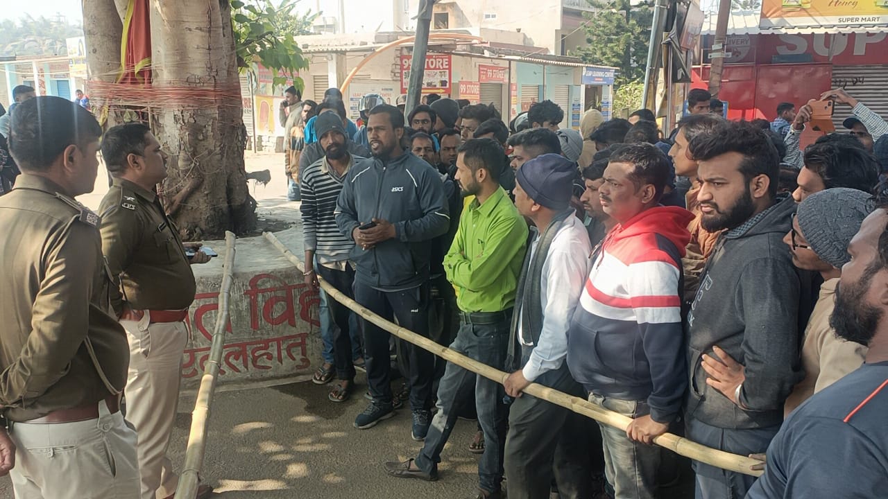 एदलहातू फायरिंग : जमीन कारोबारी की हत्या के विरोध में सड़कों पर उतरे सैंकड़ों लोग, सड़क जाम, वाहनों की लगी लंबी कतारें  