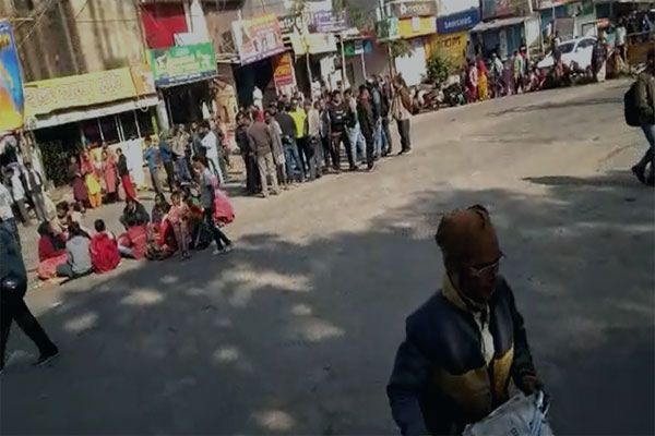 कारोबारियों की हत्या के विरोध में रांची के कई सड़क जाम, बड़ी संख्या में लोग रोड पर अड़े