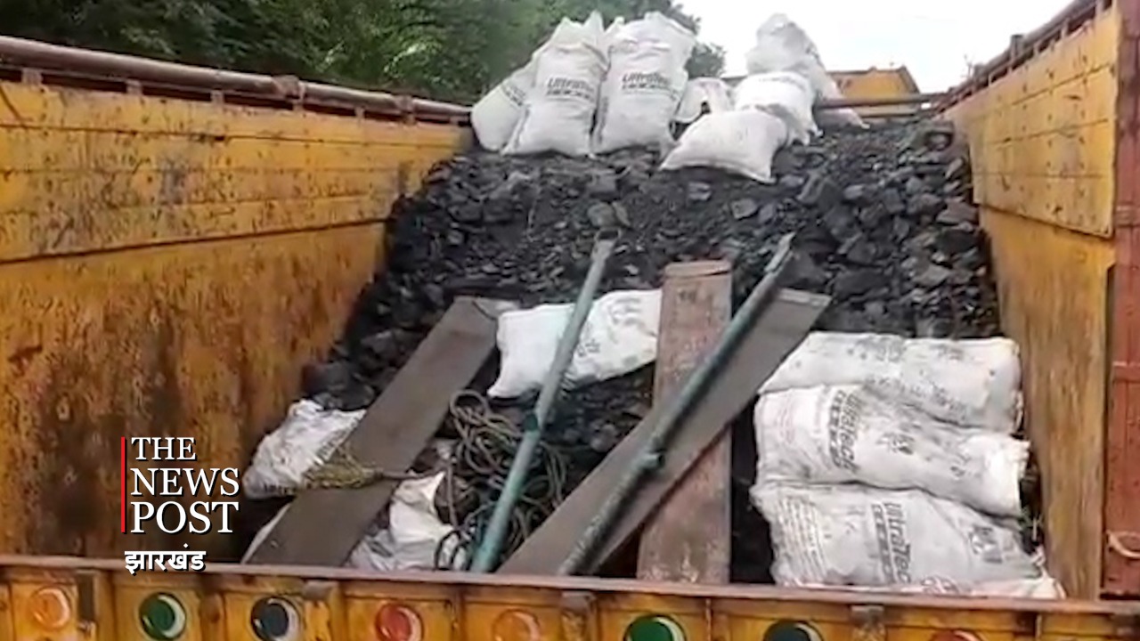 बाघमारा में अवैध कोयला का काला धंधा जारी, ग्रामीणों की सूचना पर सीआईएसएफ ने पकड़ा पिकवैन वैन