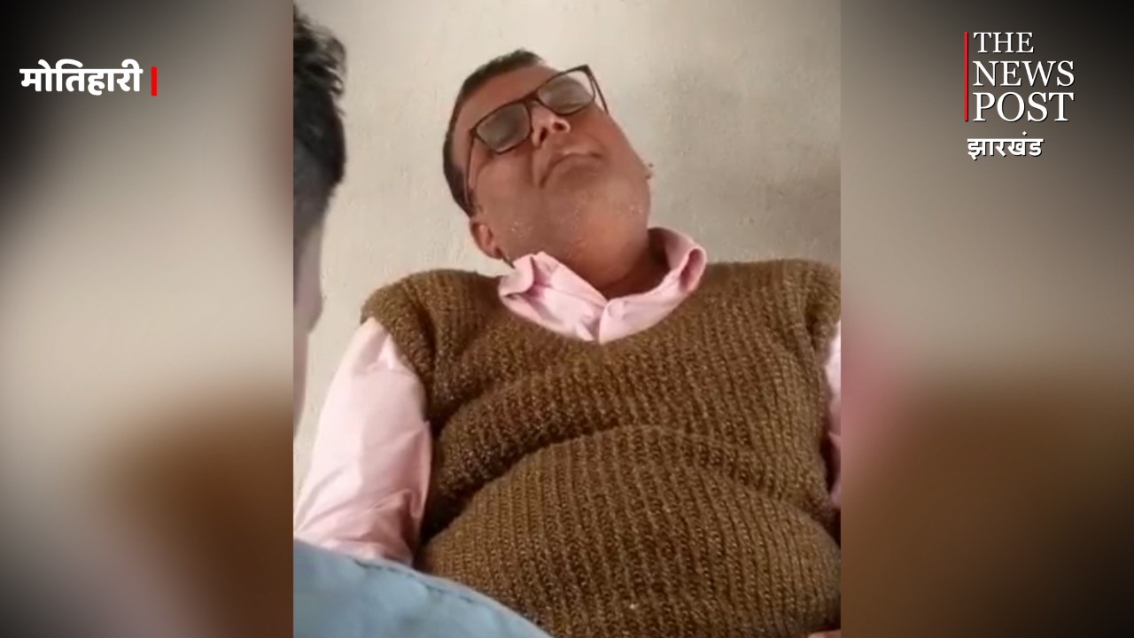 क्लास रूम में खर्राटे लेते प्रधानाध्यापक का वीडियो वायरल, बीईओ ने जांच के डीए आदेश 