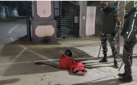 हाजीपुर : DM ऑफिस के सामने शराबी महिला का हाई वोल्टेज ड्रामा, तमाशबीन बनी रही पुलिस 