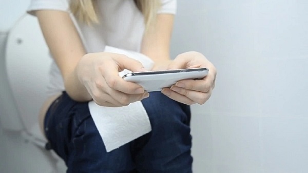 Washroom में मोबाइल का इस्तेमाल कर सकता है आपको बीमार, जल्द छोड़ दें ये आदत