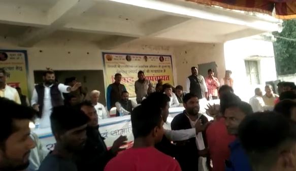कुढ़नी उपचुनाव : निषाद समाज की महापंचायत में जमकर हुआ हंगामा, मंच पर ही भिड़ गए आयोजक