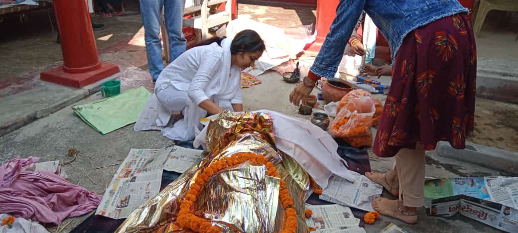 पुरुषों के समाज में नातिन ने नाना की अर्थी को दिया कंधा, मुखाग्नि देकर कराया दाह संस्कार       