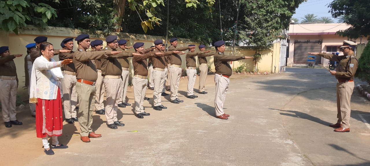 संविधान दिवस आज, दुमका में आयोजित किये गए कई कार्यक्रम, भारतीय संविधान को अक्षुण्ण बनाए रखने की ली गयी शपथ  
