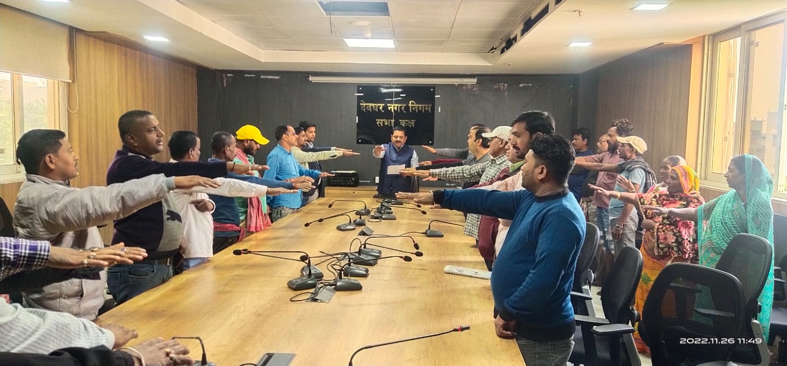 देवघर में हुआ संविधान दिवस समारोह का आयोजन, डीसी मंजूनाथ भजंत्री ने अधिकारियों को संविधान की दिलाई शपथ  