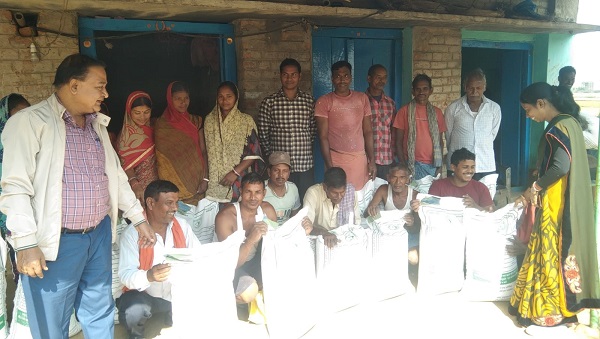 दुमका : 90 किसानों के बीच सरसो और चना के बीज का हुआ वितरण, जानिए पूरा मामला