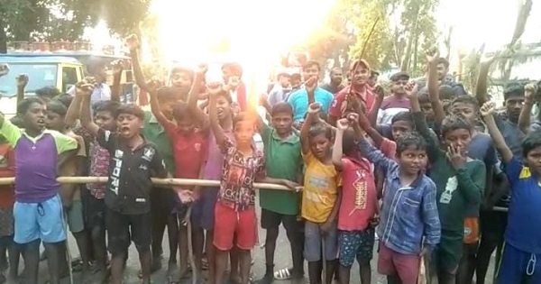 कल्याण विभाग द्वारा संचालित आवासीय विद्यालय के छात्रों ने किया सड़क जाम, प्रिंसिपल पर लगाया मनमानी का आरोप