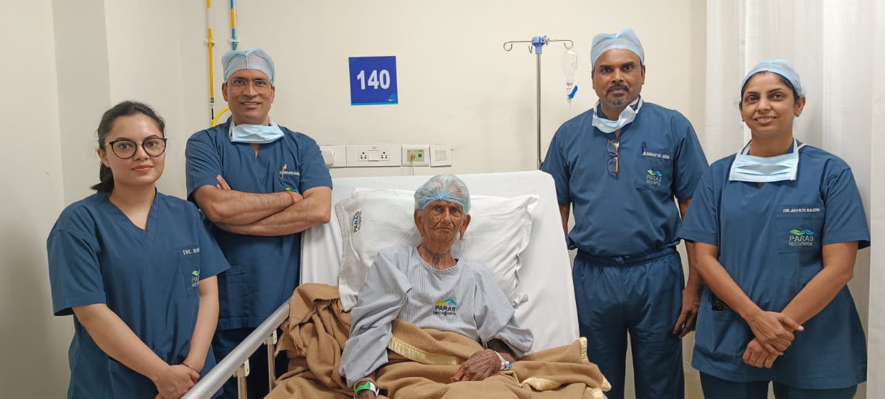 पारस HEC हॉस्पिटल  के डॉक्टरों ने पेश किया मिशाल ,105 वर्ष की बुजुर्ग महिला के पेट से निकाला ट्यूमर