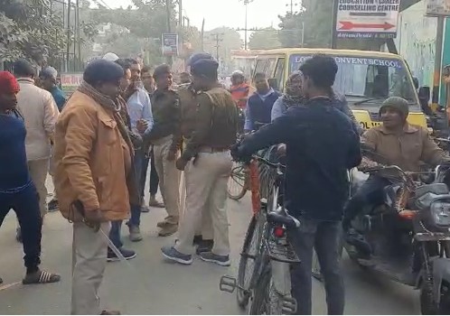 पुलिस की दबंगई, बीच सड़क युवक की लात घूसों से की पिटाई, वीडियो वायरल