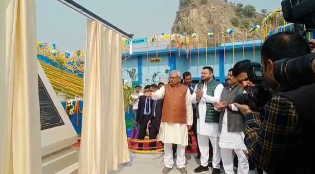सीएम नीतीश ने गंगाजल आपूर्ति योजना का किया उद्घाटन, उप मुख्यमंत्री तेजस्वी यादव भी रहे मौजूद