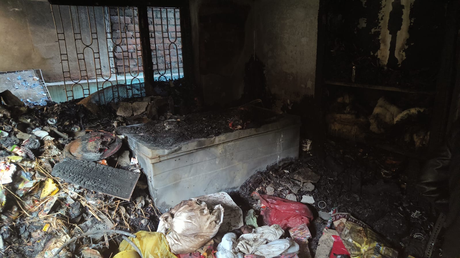 गिरिडीह : गारमेंट स्टोर मालिक के घर में लगी आग, लाखों के रखे कपड़े जलकर खाख