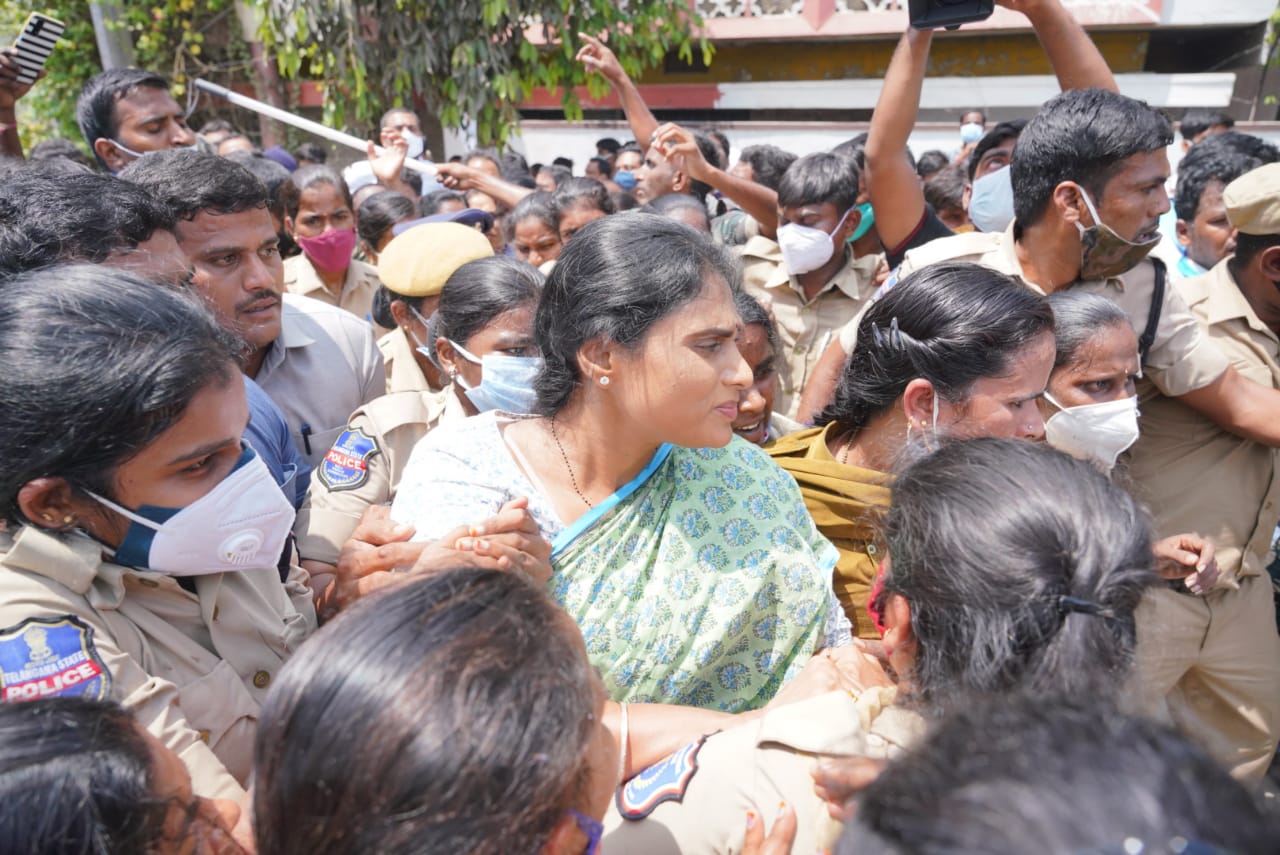 कार्यकर्ताओं के बीच हुई झड़प के बाद बिगड़ा माहौल, मुख्यमंत्री की बहन गिरफ्तार