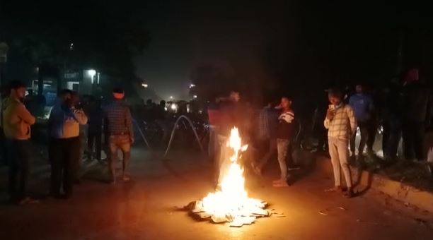 बिहार : हथियार के बल पर ज्वेलर्स दुकान में लूट, स्थानीय व्यापारियों ने सड़क जामकर किया घंटों हंगामा 