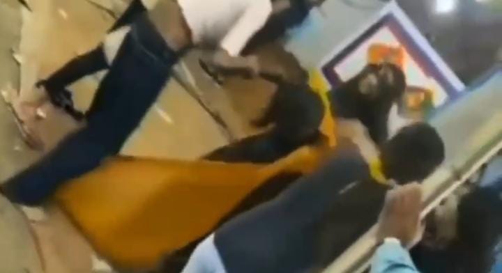 एक ही बॉयफ्रेंड के लिए दो लड़कियों ने बीच सड़क काटा बवाल, जमकर चले लात घूसे, वीडियो वायरल