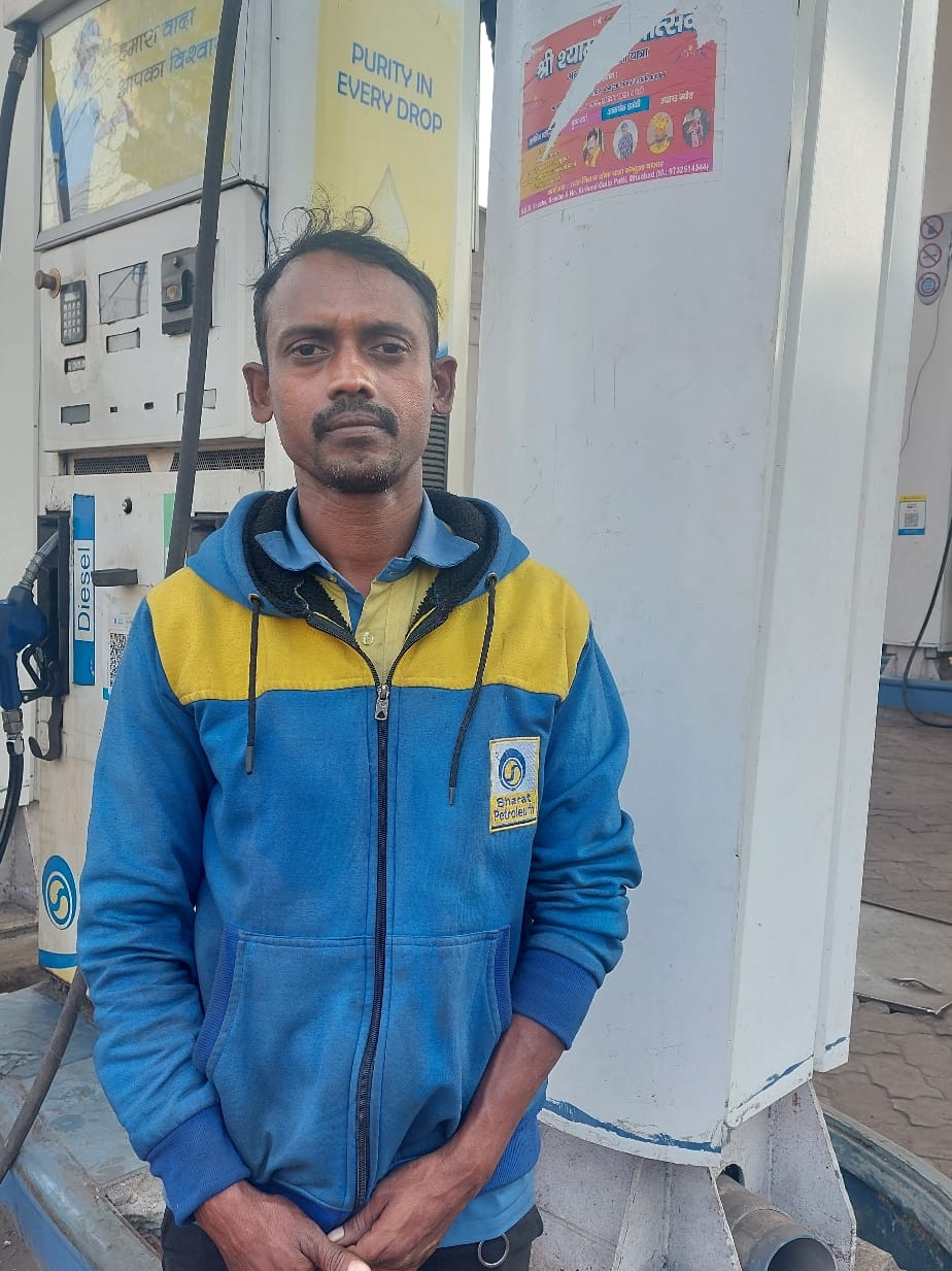 दिलचस्प मामला ! धनबाद में महिलाओं के झुंड ने पेट्रोल पंप कर्मी को किया अगवा, फिर क्या हुआ जानिए