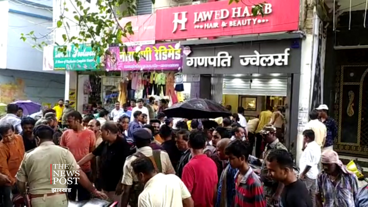 ग्राहक बनकर ज्वैलरी दुकान में पहुंचे लुटेरे, असफल हाेने पर चला दी गोली, दो घायल