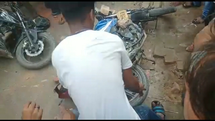 लुटेरों को पकड़कर लोगों ने की धुनाई, जानिए ज्वेलर्स को लूट कर भाग रहे चोरों की दास्तान