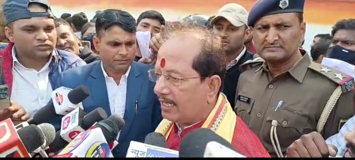 छात्रों के साथ धरने पर बैठे नेता प्रतिपक्ष विजय सिन्हा, जानिए पूरा मामला