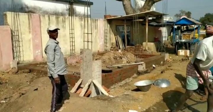 बोकारो : ढाई लाख की लागत से बन कर तैयार हो रहा यात्री शेड में गड़बड़ घोटाला, गुणवत्ता को ताक पर रखकर सीमेंट और सरिया का हो रहा इस्तेमाल