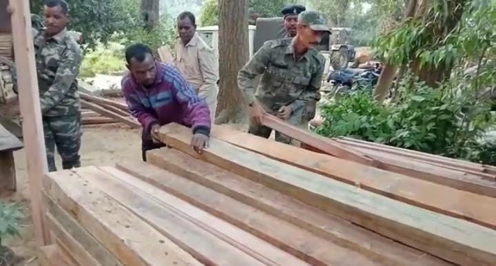 लोहरदगा: वन विभाग को मिली कामयाबी, लाखों का अवैध इमारती लकड़ी जब्त,आरोपी फरार